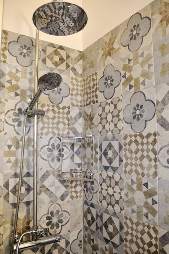 Bathroom shower, Decumana Apartment, Bologna