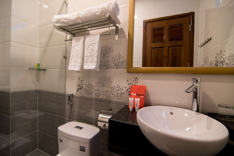 Bathroom 3, RedDoorz Plus near Tan Son Nhat Airport 2, Tân Bình