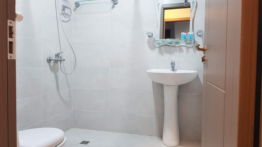 Bathroom 3, Nakashidzes Apartments, Batumi