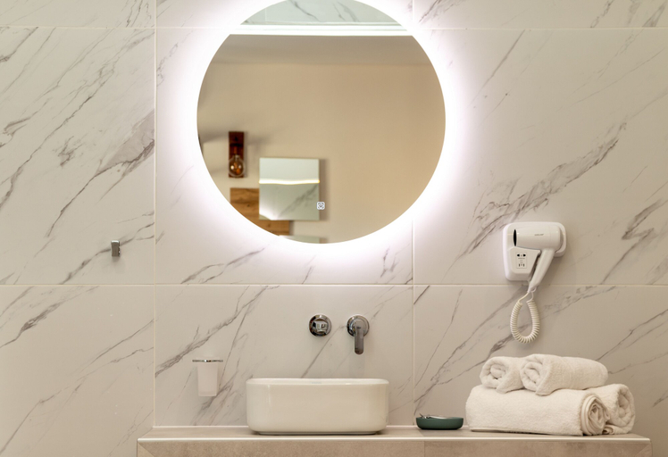 Bathroom 4, Dunlin Hotel, Attica