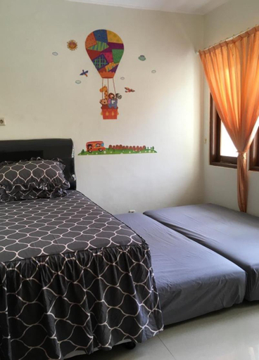 Bedroom 1, Awana Dream - Villa for 10pax - 5mins to Alun Alun, Yogyakarta