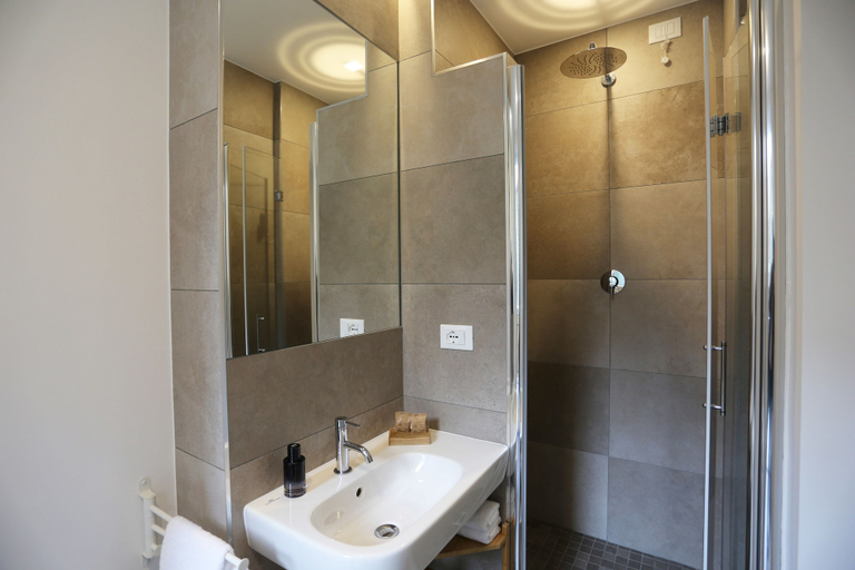 Bathroom 5, Re Ruggero Rooms, Reggio Di Calabria