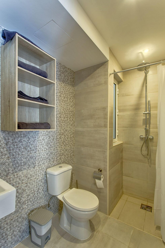 Bathroom 4, Modern Apt in a Prime Location, Wifi