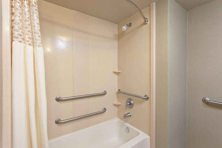 Bathroom 4, Hampton Inn & Suites Merced, Merced