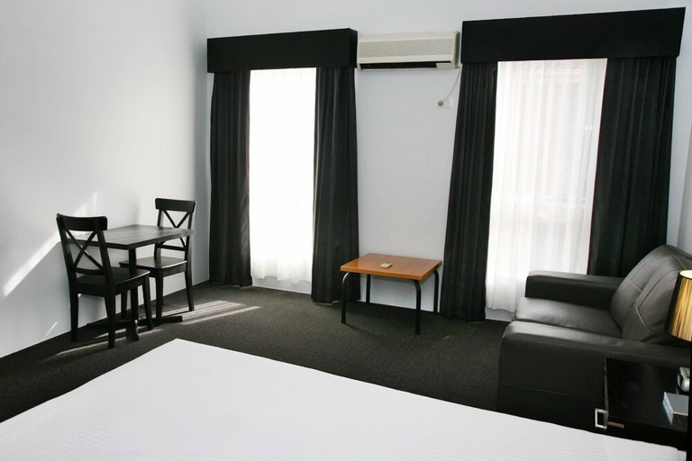 Others 5, Footscray Motor Inn, Melbourne