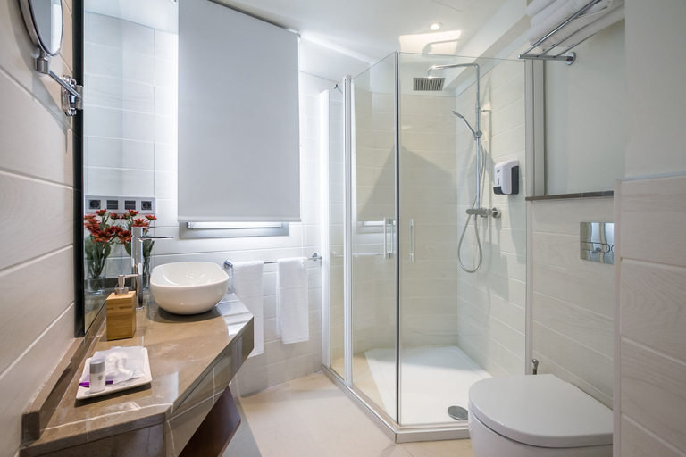Bathroom 4, Welldone Cathedral Suites, Sevilla