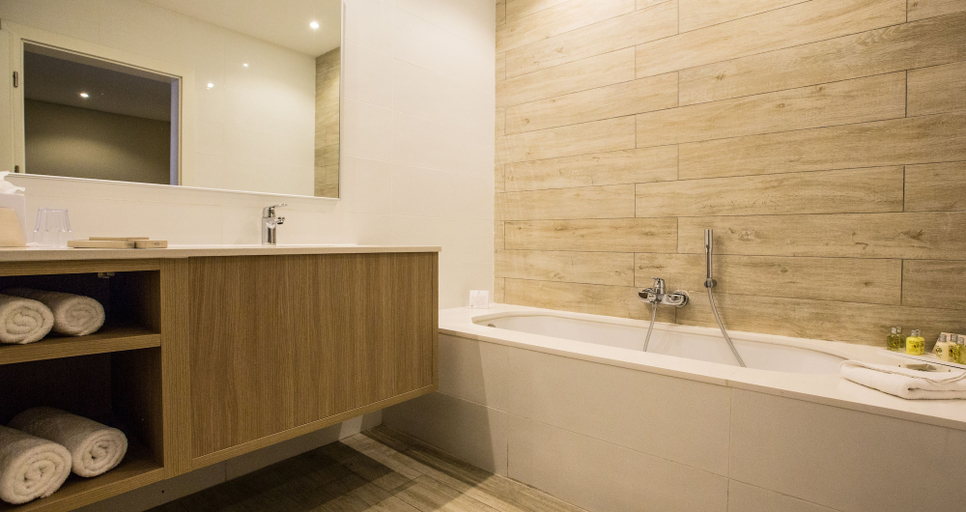 Bathroom 5, Salini Resort