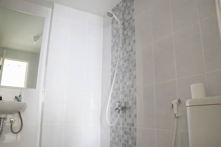 Bathroom 3, Restful And Cozy 2Br Tokyo Riverside Pik 2 Apartment, Tangerang