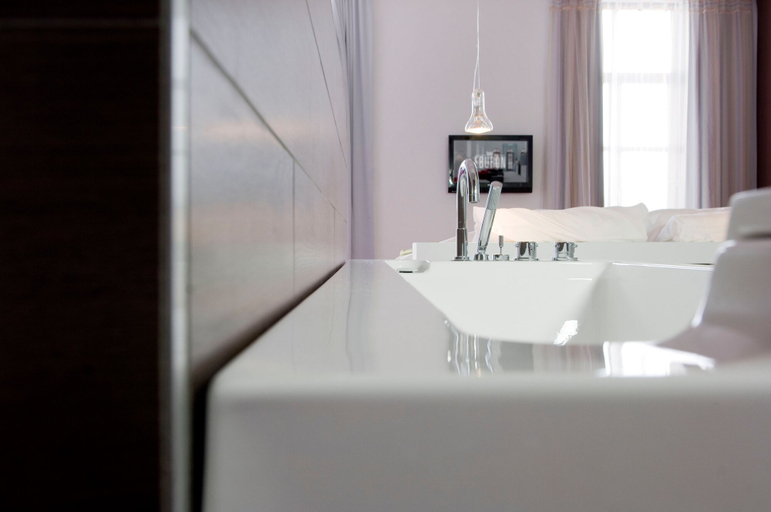 Bathroom, Eburon Hotel - Different Hotels, Limburg