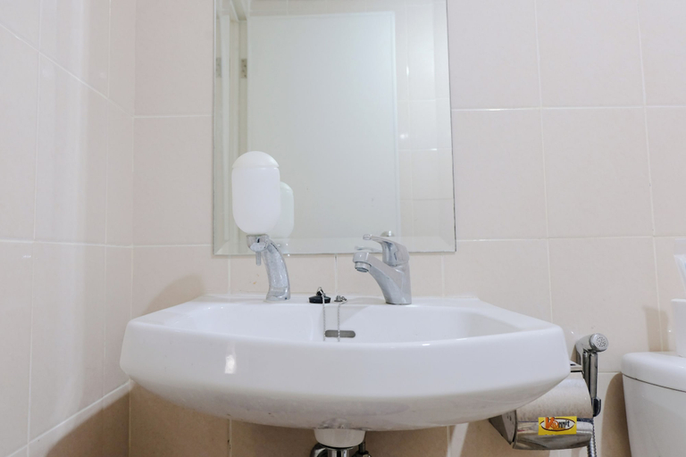 Bathroom 2, Homey 1Br Apartment With Extra Room At Parahyangan Residence, Bandung