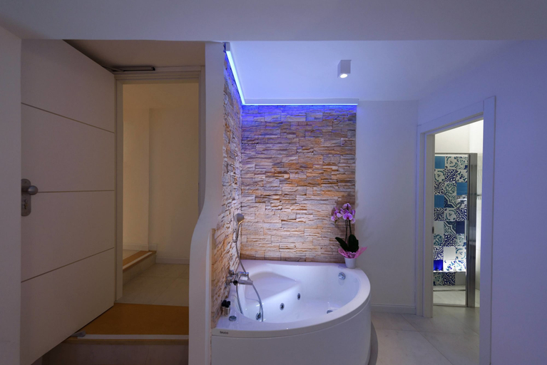 Bathroom 4, Hotel Amalfi, Salerno