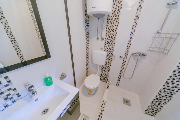 Bathroom 4, Paradise Bay Apartments