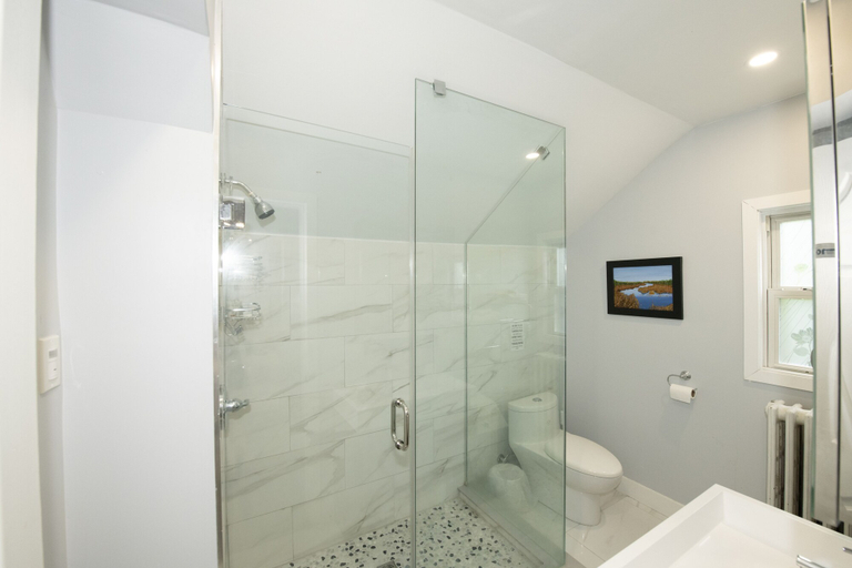 Bathroom 4, Serene Niagara Inn, Niagara