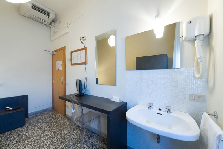 Bathroom 4, Hotel Moderno, Pisa