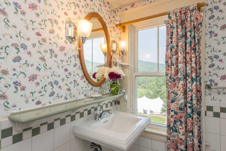 Bathroom 5, Eagle Mountain House & Golf Club, Carroll