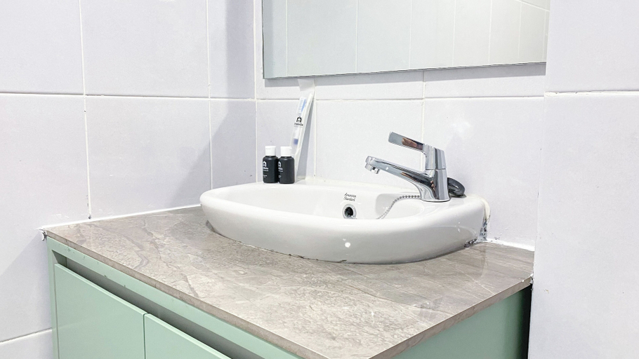 Bathroom 5, Cozy Living And Homey 2Br Tokyo Riverside Pik 2 Apartment, Tangerang