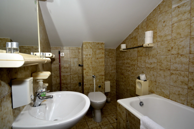 Bathroom 3, Restaurant Pension Dioklecijan, Podstrana