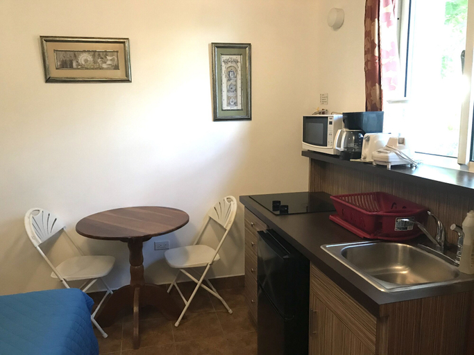 Others 5, Easy Inn