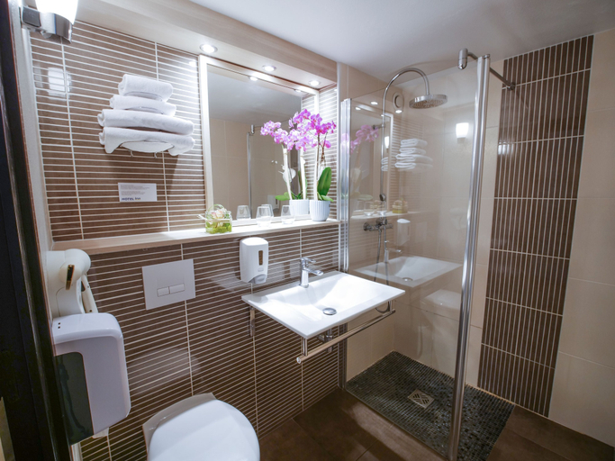 Bathroom 5, Hôtel Inn Design & Restaurant Sablé-sur-Sarthe, Sarthe