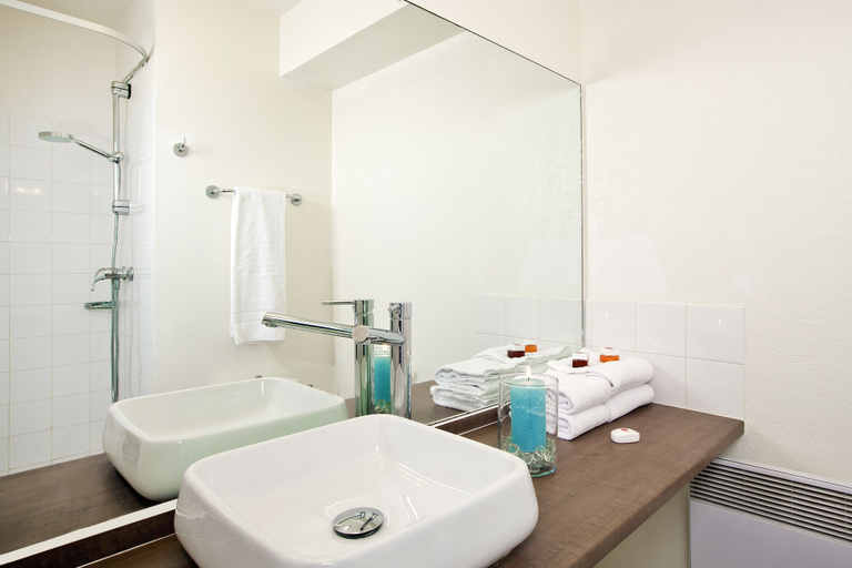 Bathroom 4, Séjours & Affaires Courbevoie Grande Arche, Hauts-de-Seine