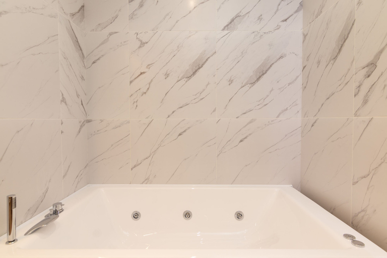 Bathroom 4, Dunlin Hotel, Attica