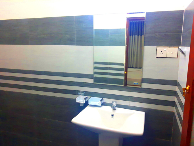 Bathroom 2, Nadee Villa Guest House, Bentota