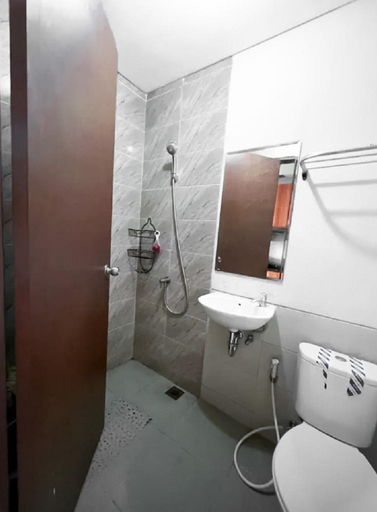 Bathroom, Apartemen Transpark Juanda by Sentra Jaya, Bekasi