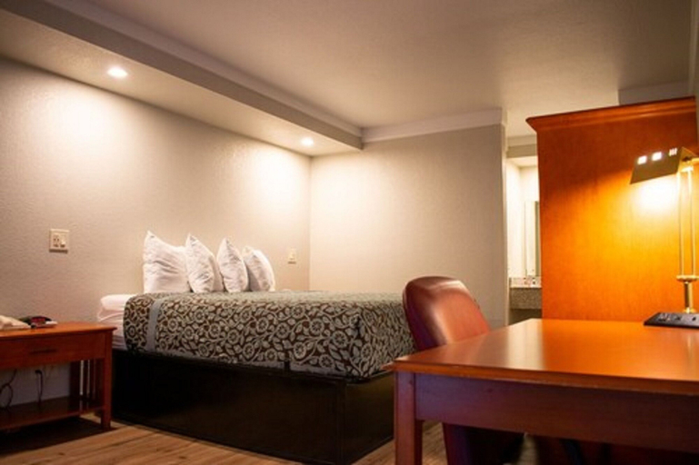 Bedroom 3, Days Inn by Wyndham Hillsboro TX, Hill