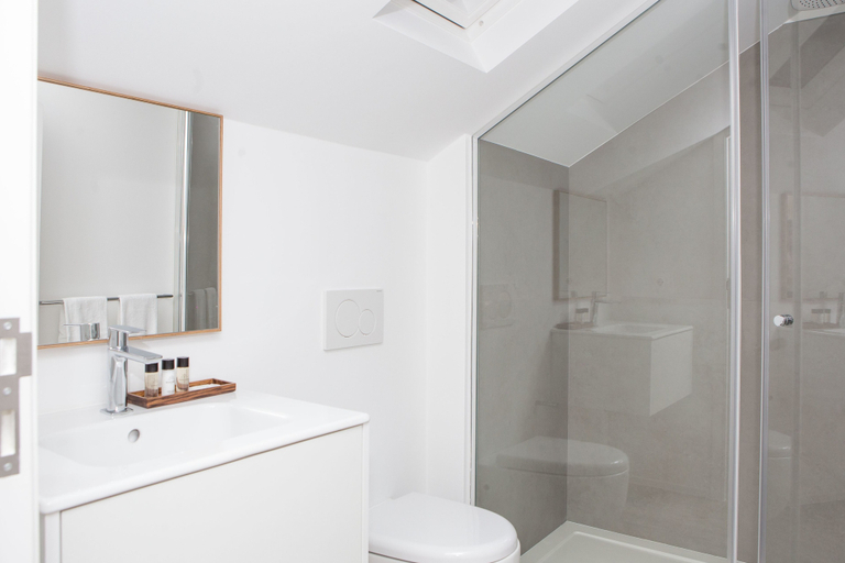 Bathroom 4, The Marketplace Apartments, Funchal