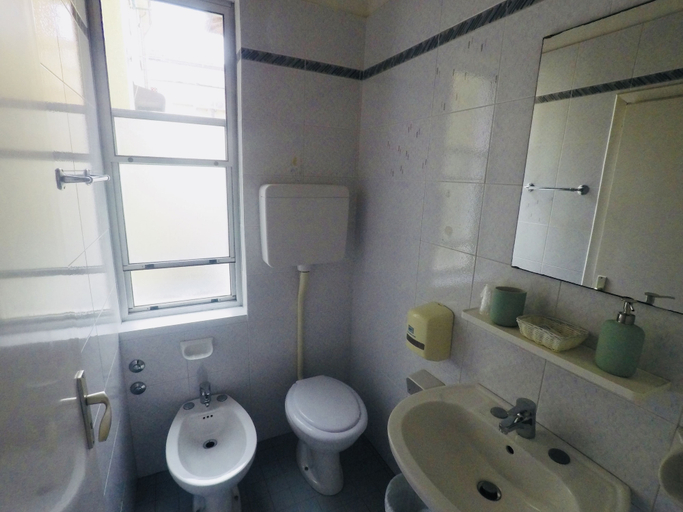 Bathroom 5, Alevon, Rimini