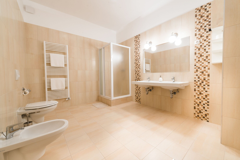 Bathroom, Exclusive Budapest Residence, Budapesti