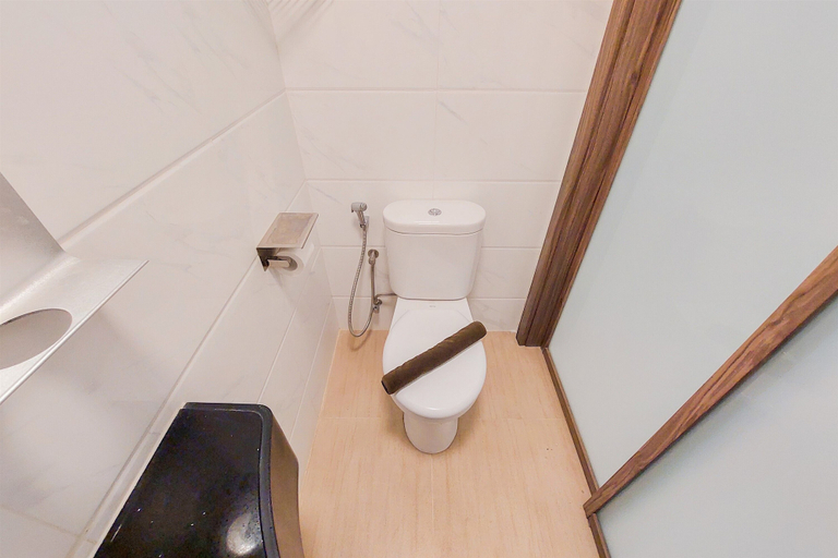 Bathroom 2, Minimalist Designed And Homey Stay Studio At Sky House Bsd Apartment, South Tangerang