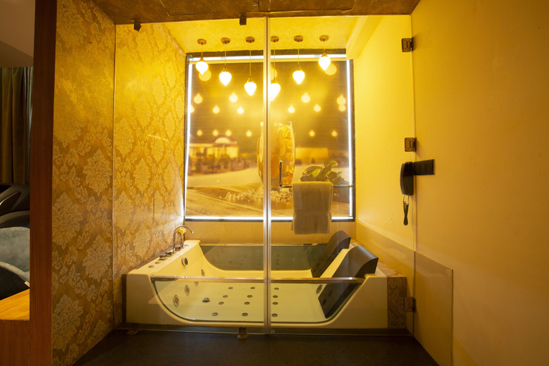 Bathroom 5, Skyline Resort & Convention Centre, Indore