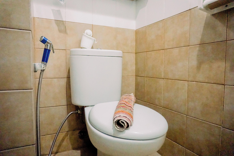 Bathroom 2, Comfort Stay 2Br At Green Pramuka City Apartment, Jakarta Pusat
