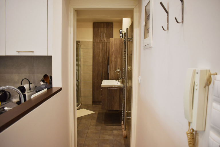 Bathroom 4, A Skip Away from the Acropolis Museum, Attica