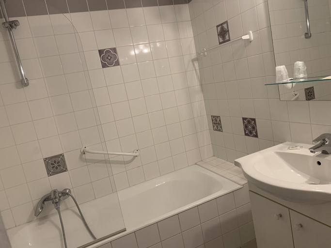 Bathroom 4, Hôtel Trianon, Indre-et-Loire