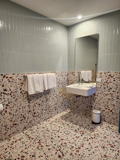 Bathroom 4, Peninsula Hotel Motel, Adelaide