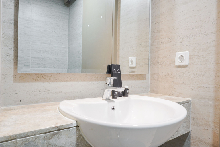 Bathroom 3, Stunning And Strategic 2Br Gold Coast Apartment Near Pik, Jakarta Utara