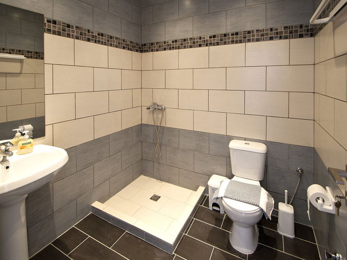 Bathroom 5, Pension Avocado, Thessaly