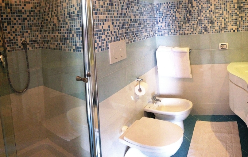 Bathroom 5, B&B Casa Mazzola, Napoli
