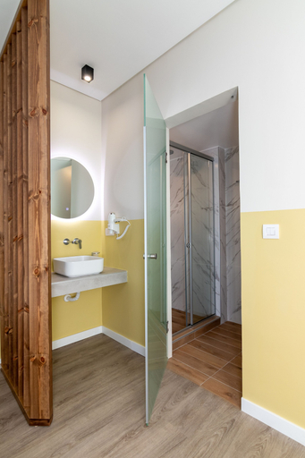Bathroom 5, Dunlin Hotel, Attica
