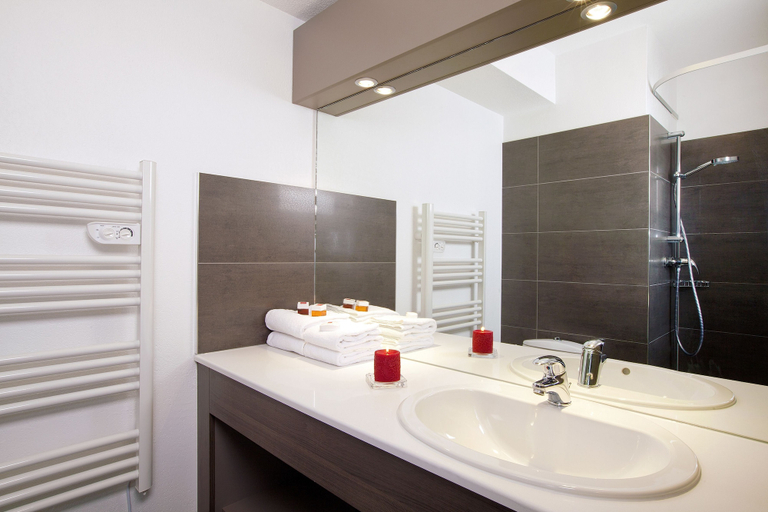 Bathroom 4, Séjours & Affaires Courbevoie Grande Arche, Hauts-de-Seine