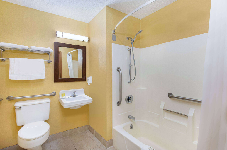 Bathroom 4, Super 8 by Wyndham Somerset, Pulaski
