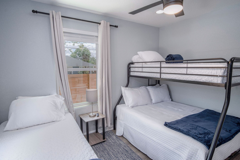 Bedroom 3, Cozy and Lovely 2BR 1BA Apt#b Near Lively Downtown, Bexar
