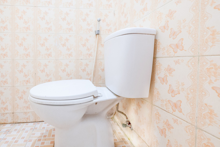 Bathroom, OYO 1906 Zhafira Guest House Syariah, Makassar
