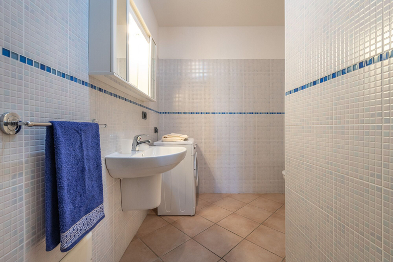 Bathroom 5, Casa Tortora, Nuoro