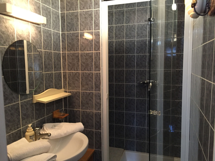 Bathroom 5, Le Bouchon des Aravis, Haute-Savoie
