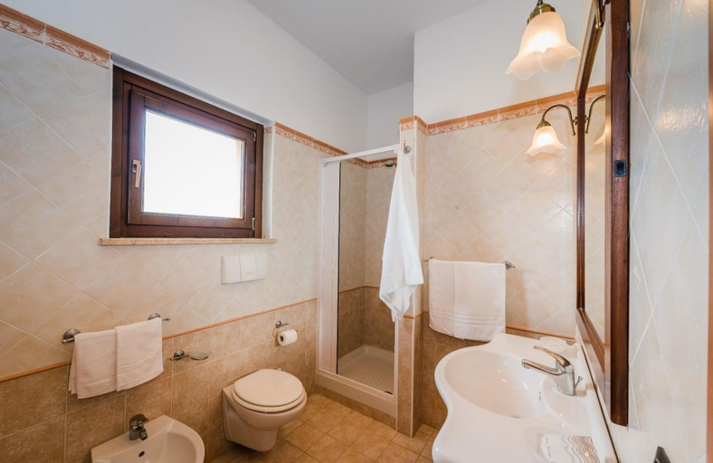 Bathroom 4, Villaggio Punta Alice Srl, Crotone