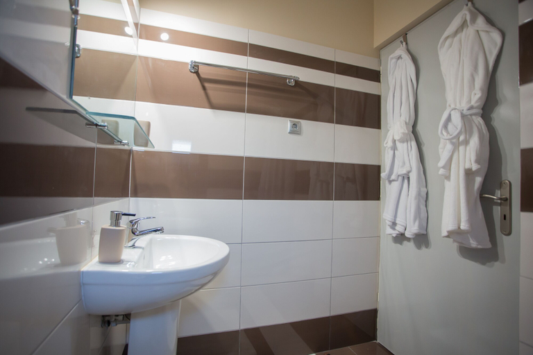 Bathroom 3, La Terra Nostra, Peloponnese