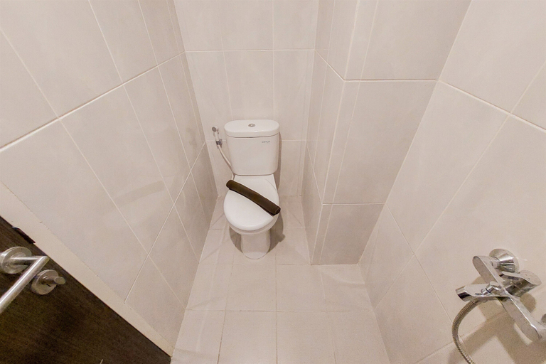 Bathroom 2, Restful And Cozy Studio At Serpong Garden Apartment, Tangerang